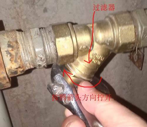 擰開過濾器